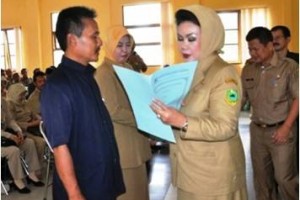 Bupati Kuningan saat memberikan sk mutasi secara simbolis kepada guru sd yang dimutasi.